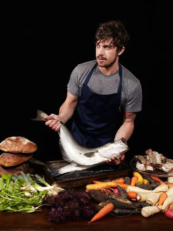 Le Manager Poissonnerie, Régis Poullard présente les arrivages frais du jour destinés aux créations du restaurant gastronomique La Cigogne Itinérante à Kaysersberg